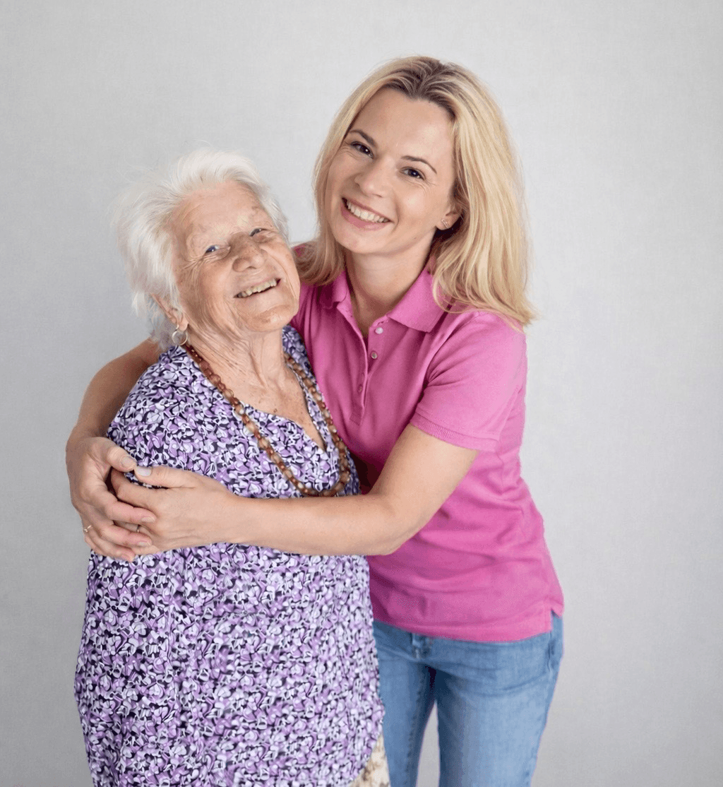 Bild einer jungen Frau und einer alten Dame, die sich umarmen