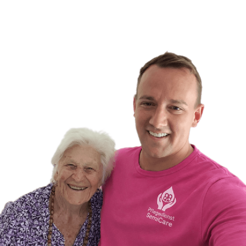 Ein junger Mann im rosa Hemd und eine lächelnde ältere Dame, die von einem Pflegedienst betreut wird