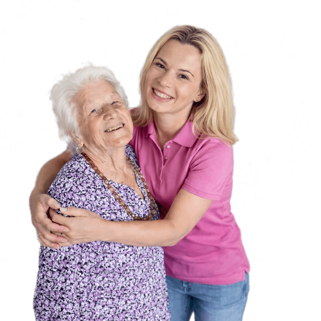 Eine junge Pflegekraft in einem rosa Hemd und eine lächelnde ältere Dame