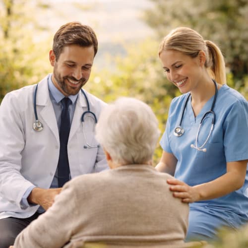 Bild von Arzt und Patient im Gespräch über den Behandlungsplan